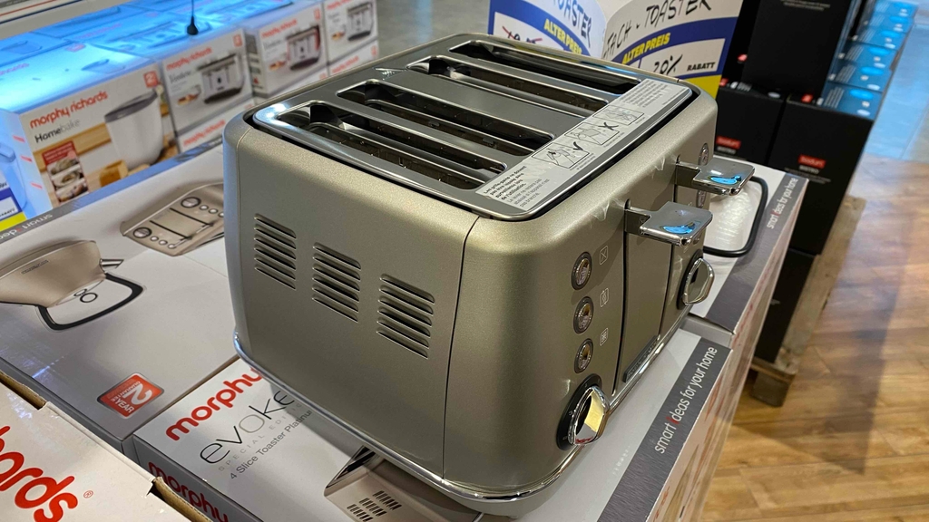 Seitliche Draufsicht auf einen getesteten 4-Scheiben-Toaster der Marke Morphy Richards. Er steht in einem Verkaufsraum.