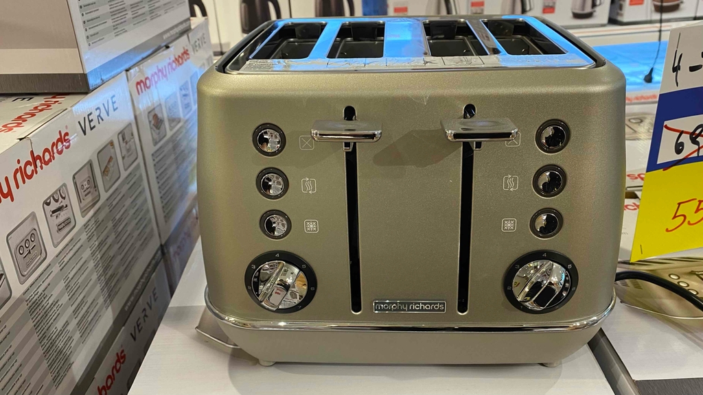 Ein 4-Scheiben-Toaster von Morphy Richards steht zum Test bereit. Ansicht der Bedienelemente.
