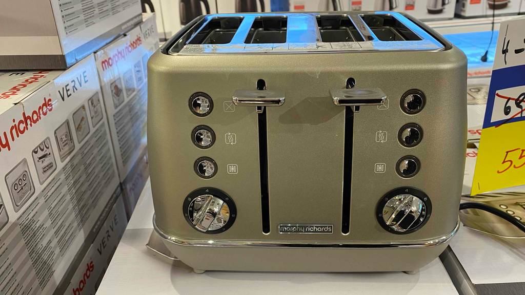 Ein 4-Scheiben-Toaster von Morphy Richards steht zum Test bereit. Ansicht der Bedienelemente.