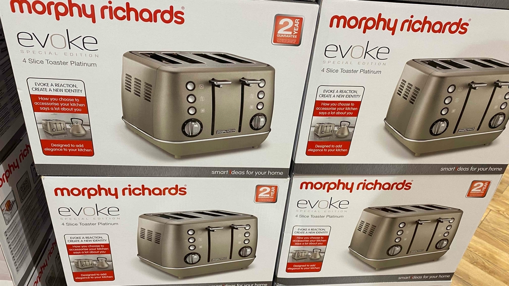 4-Scheiben-Toaster-Test: Mehrere Verpackungen des Toaster-Modells von Morphy Richards stehen übereinander.