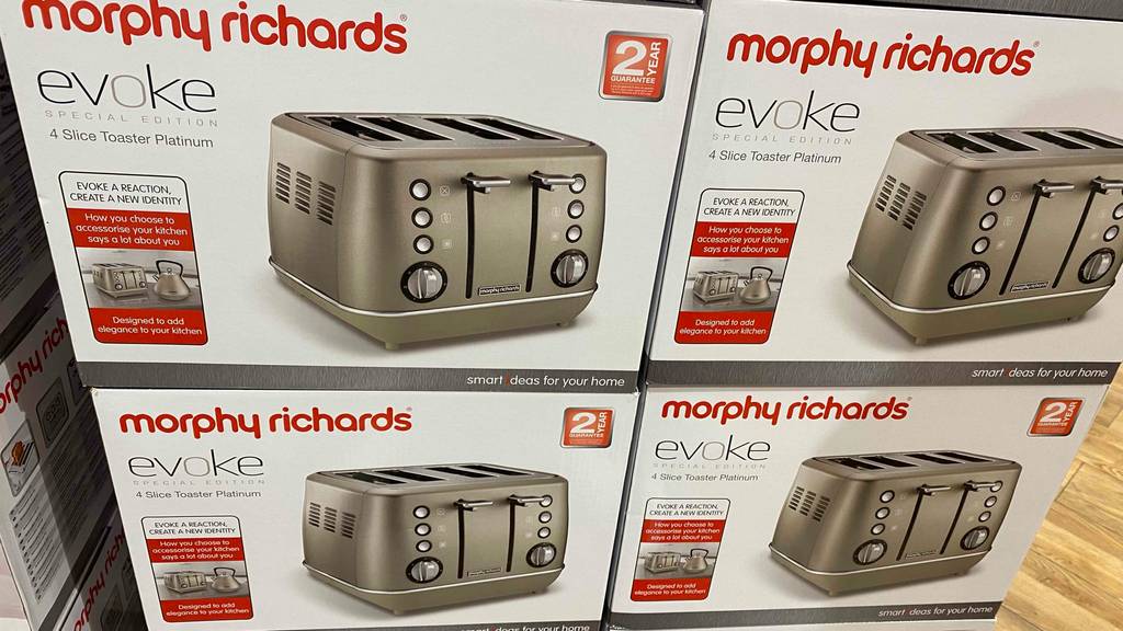 4-Scheiben-Toaster-Test: Mehrere Verpackungen des Toaster-Modells von Morphy Richards stehen übereinander.