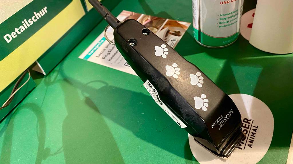 Im Test: Detailansicht einer Profi-Hundeschermaschine, die auf einem grünen Untergrund liegt.