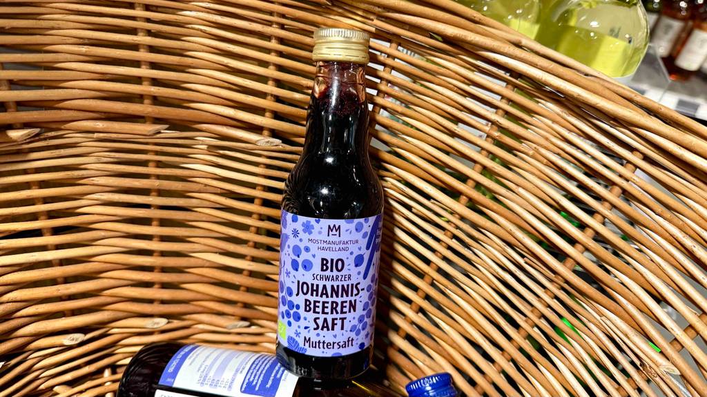 Im Test: Ein Johannisbeersaft in der Flasche liegt zusammen mit anderen Flaschen in einem Korb.