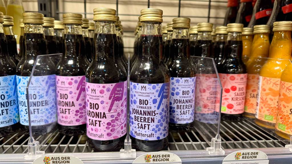 Im Test: Johannisbeersaft in Flaschen steht neben anderen Säften auf einem Verkaufsregal.