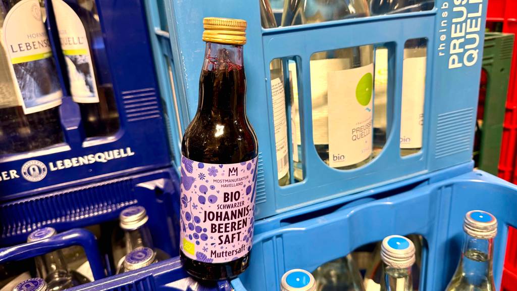 Getestet: Johannisbeersaft in der Flasche steht auf mehreren Getränkekästen im Geschäft.
