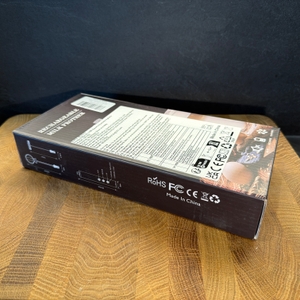 Der Karton des Mosuo Mos-Frother-001 liegt auf einer Holzplatte