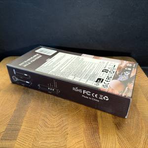 Der Karton des Mosuo Mos-Frother-001 liegt auf einer Holzplatte