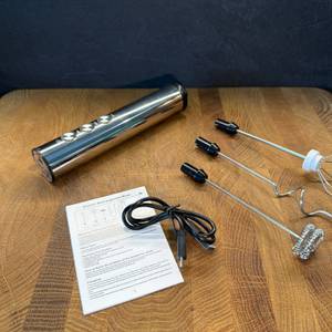 Der Lieferumfang des Mosuo Mos-Frother-001 liegt auf einem Tisch