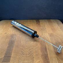 Der Mosuo Mos-Frother-001 liegt auf einer Holzplatte