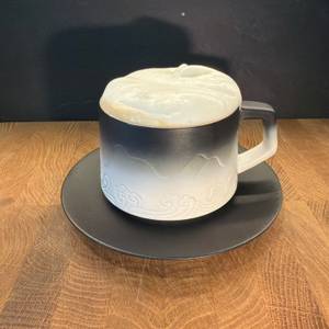 Eine Tasse mit Milchschaum vom Mosuo Mos-Frother-001