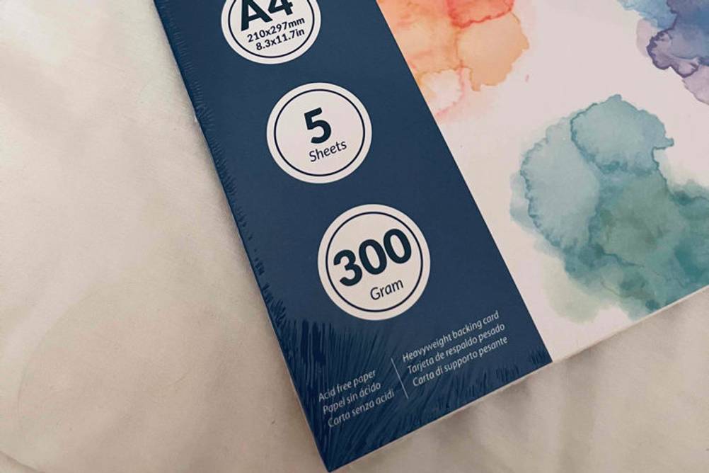 Motarro-Aquarellpapier im Test: Nahaufnahme eines Blocks mit fünf Blättern à 300 Gramm liegt auf heller Oberfläche.