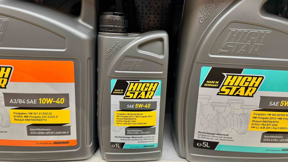 Motoröl 5w40 getestet: Eine Flasche neben anderen Produkten in einem Verkaufsregal.