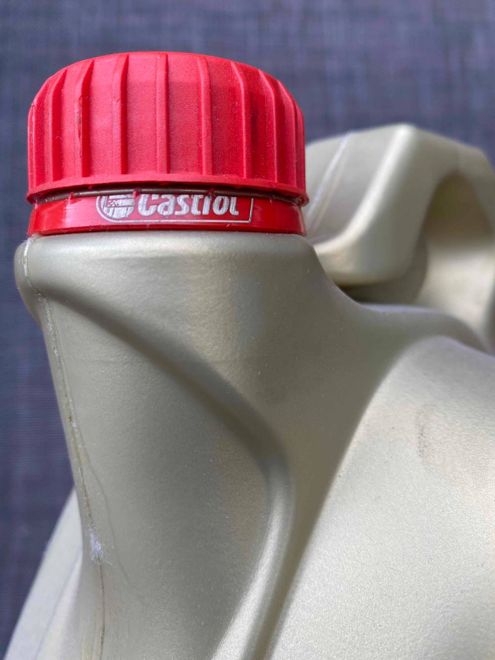 Im Test: Nahaufnahme des Schraubverschlusses von der Seite eines Kanister Motoröles.