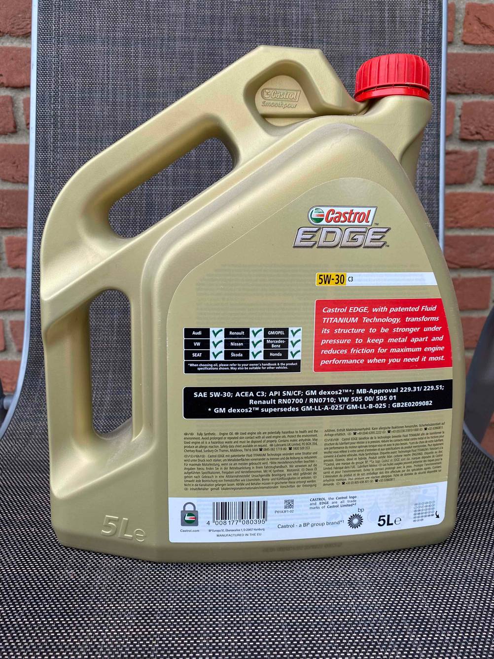 Rückseite eines Kanisters des getesteten Motoröls auf einem grauen Stuhl.