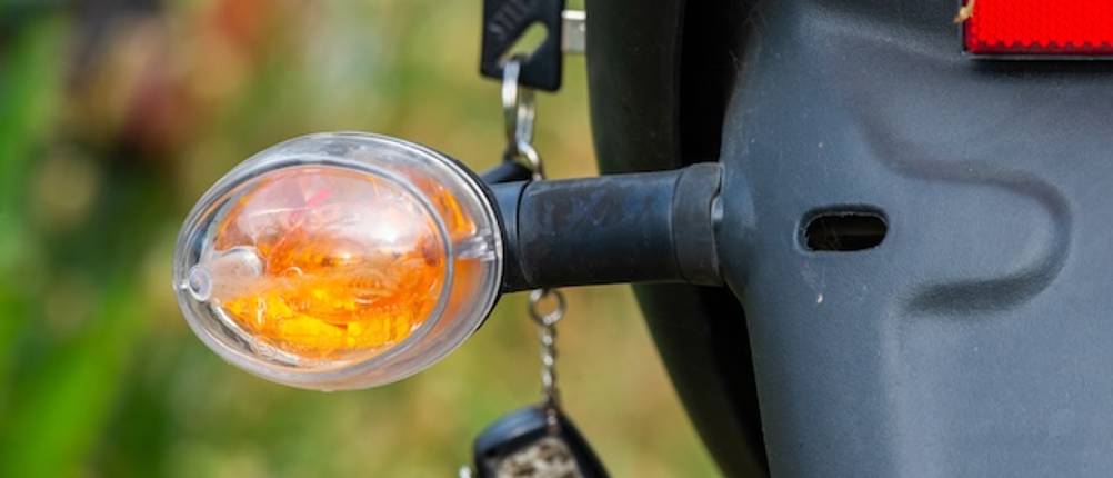 Ovaler Motorrad-Blinker an einem Motorrad im Test.