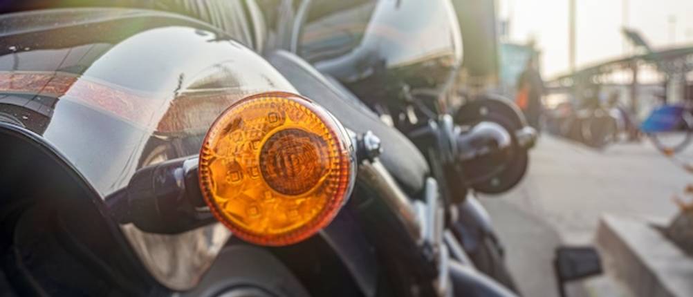 Runder Motorrad-Blinker in Nahaufnahme an einem Motorrad getestet.