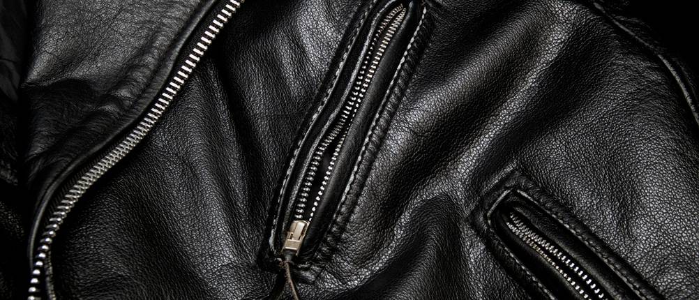 Motorradjacke aus Leder in Nahansicht.