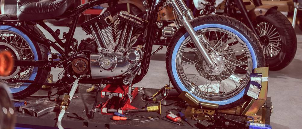 Motorradhebebühne-Test: Senken Sie die Hebebühne können Sie ohne Probleme am oberen Teil des Motorrads arbeiten.