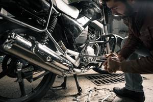 Rückenschonend arbeiten ist auch in der Werkstatt wichtig.
