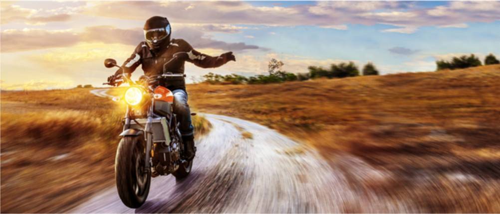 Motorrad-Lederjacke-Herren-Test: Mann in Lederjacke auf einem Motorrad.