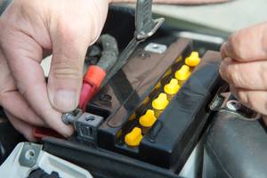 Motorradbatterie Befüllung