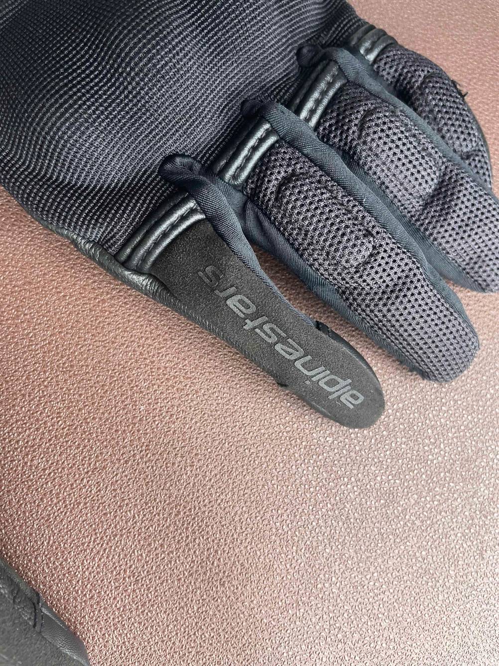 Motorradhandschuhe getestet: Nahaufnahme des Logos auf dem Kleinen Finger.