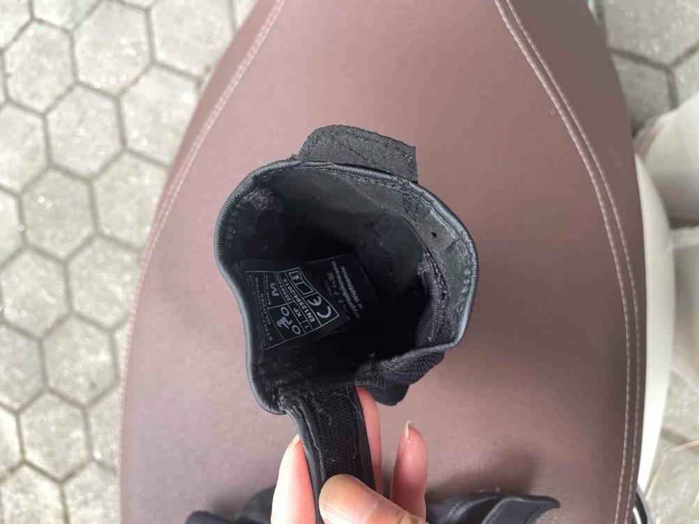 Innenansicht eines Motorradhandschuhs im Test von einer Hand gehalten.