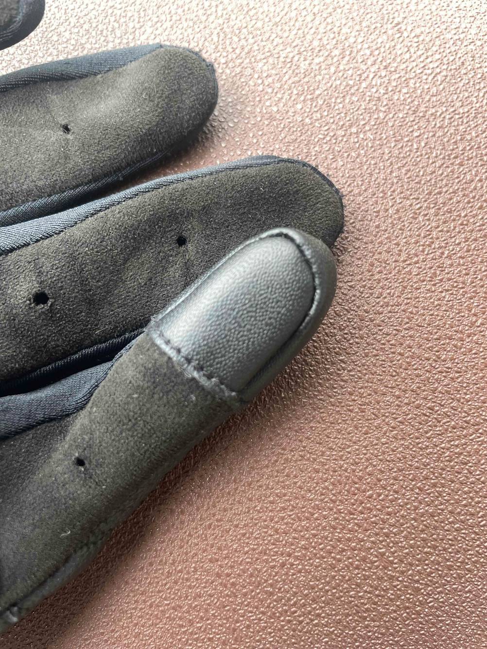 Motorradhandschuhe-Test: Nahaufnahme der Beschichtung am Zeigefinger für die Bedienung des Handys.