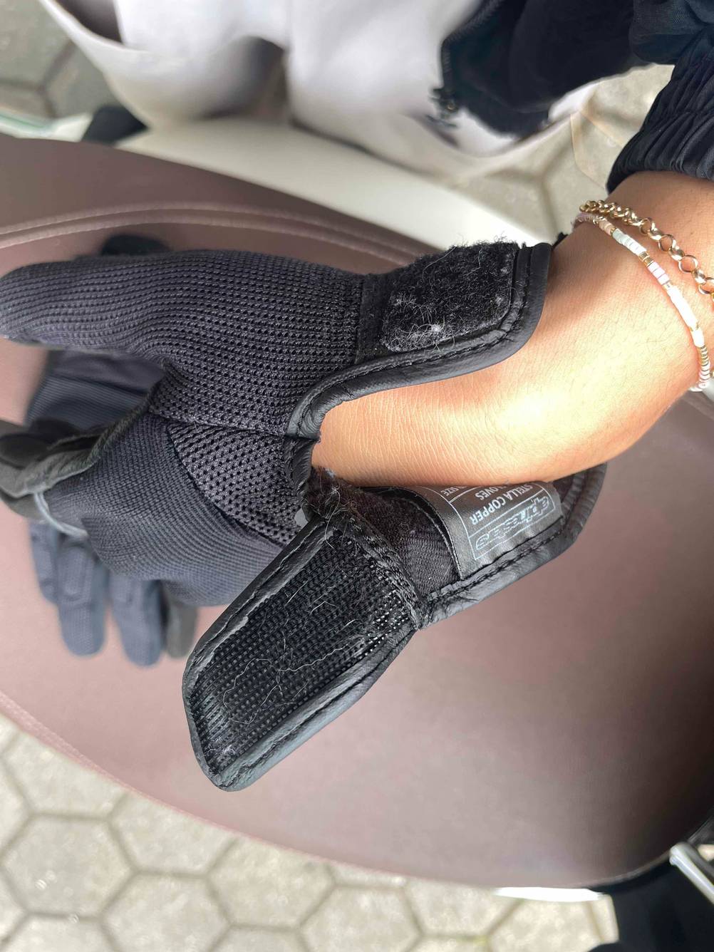 Motorradhandschuhe-Test: Nahaufnahme des Klettverschlusses am Handgelenk.
