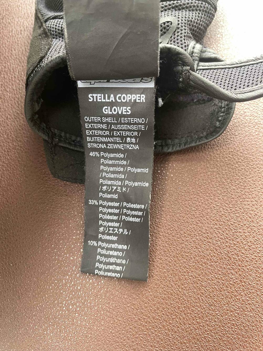 Motorradhandschuhe getestet: Nahaufnahme des Labels mit der Materialzusammensetzung.