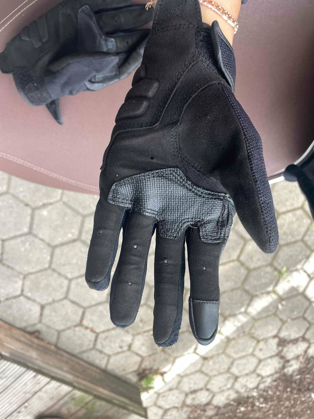 Innenfläche der getesteten Motorradhandschuhe angezogen.