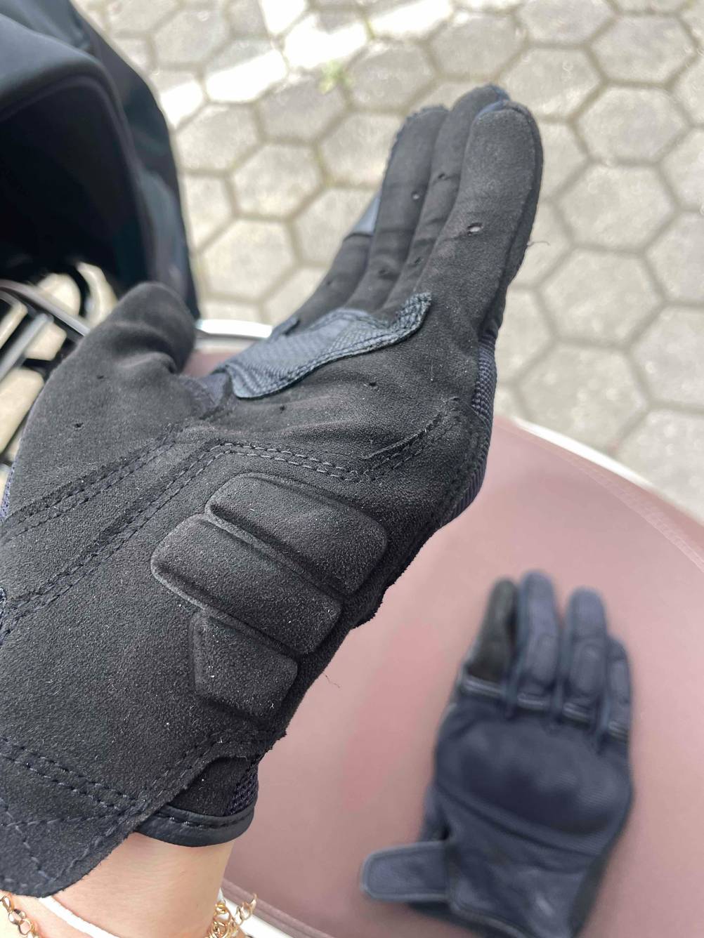 Nahaufnahme der Seite eines getesteten Motorradhandschuhes mit Polsterung.