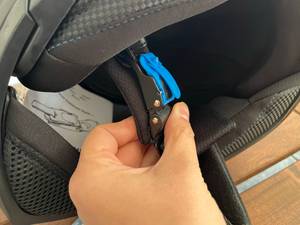 Verschluss eines Motorradhelmes.