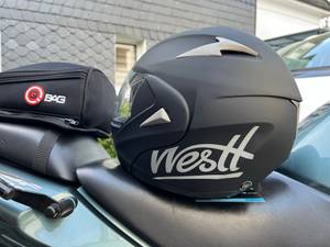 Motorradhelm liegt auf Motorradsitz.