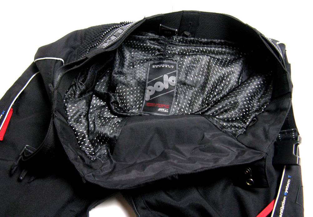 Getestet: Nahaufnahme des Hosenbundes mit Logo der Motorradhose für Herren.