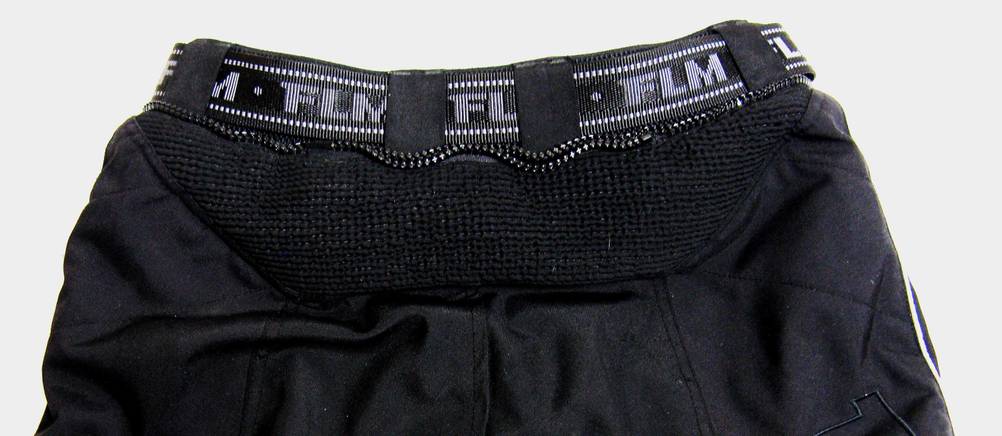 Der Bund der getesteten Motorradhose für Herren in Nahaufnahme.