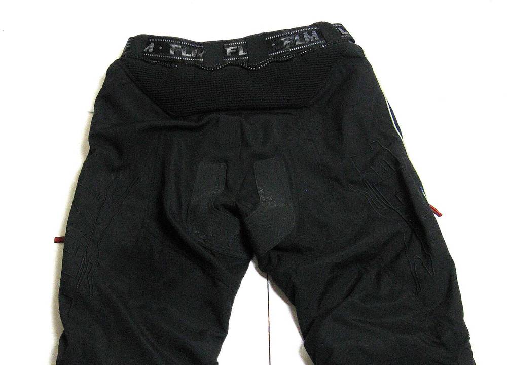 Nahaufnahme der Rückseite der getesteten Motorradhose für Herren.