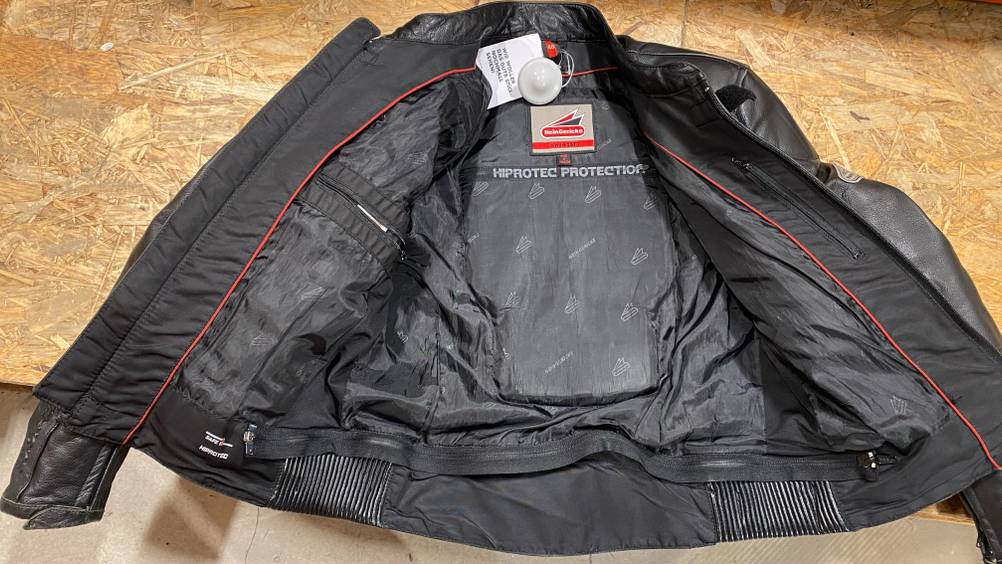 Auf dem Boden befindet sich eine getestete Motorradjacke für Damen mit Thermofütterung. 