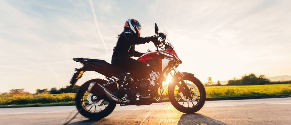 Motorradjacke für Damen auf einem Motorrad im Sonnenlicht im Test.