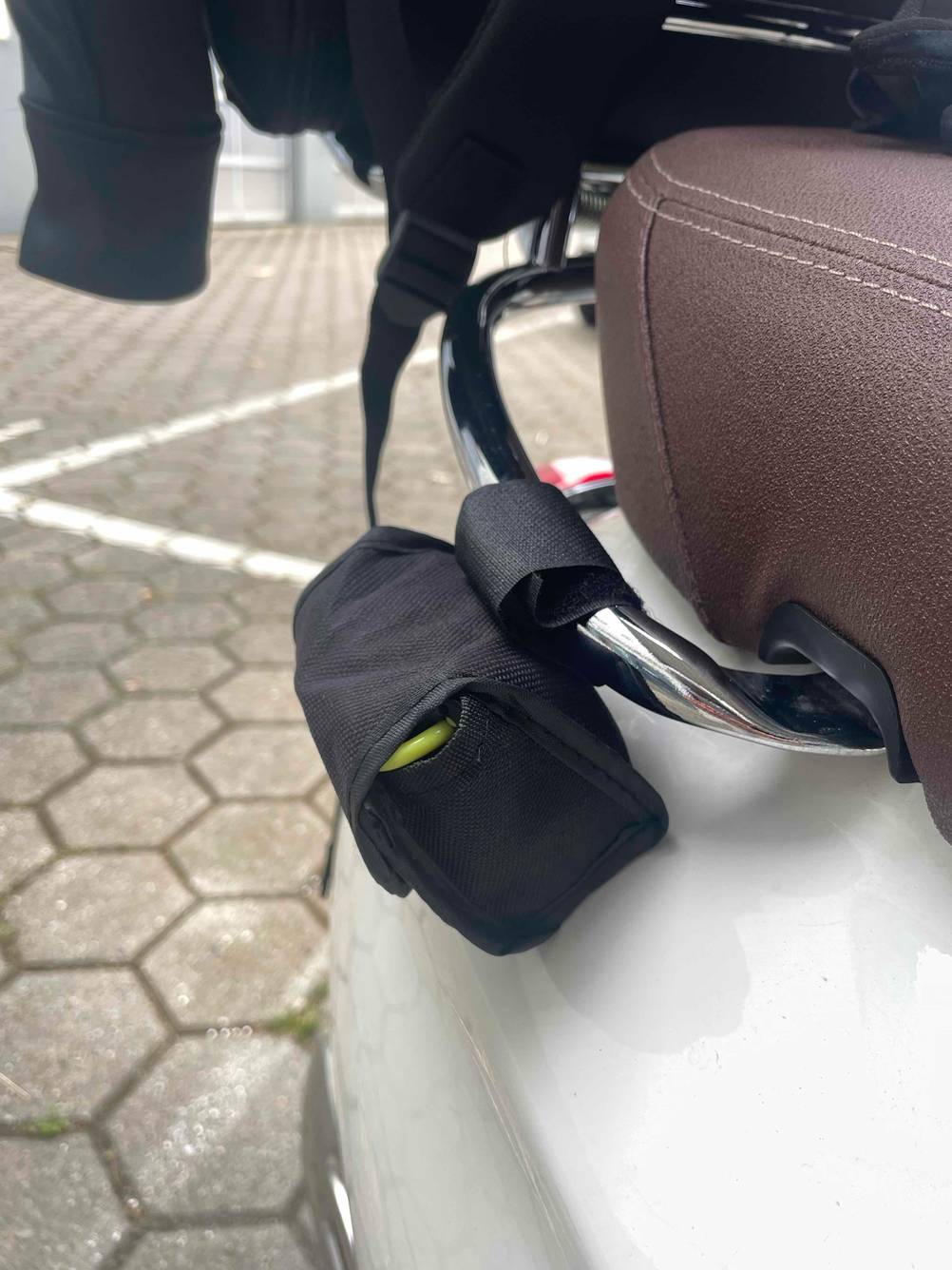Ein Motorradschloss im Test in seiner Schutzhülle an der Seite eines Motorrollers befestigt.