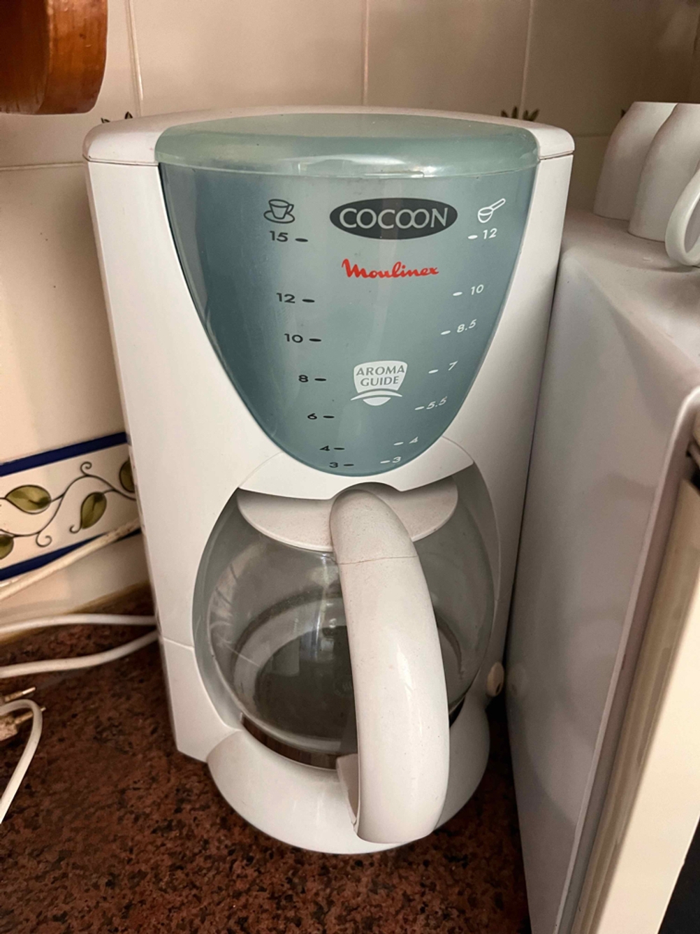 Eine weiße getestete Filterkaffeemaschine der Marke Moulinex steht auf einer Küchen-Arbeitsplatte neben einem anderen Haushaltsgerät.