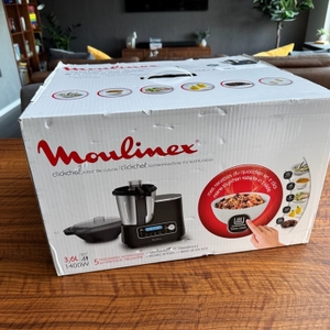 Der Karton der Moulinex HF4568 Click Chef steht auf einem Tisch