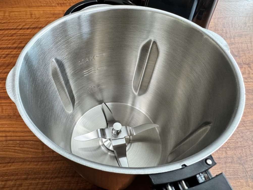 Der Innenraum des Mixtopfes der Moulinex HF4568 Click Chef