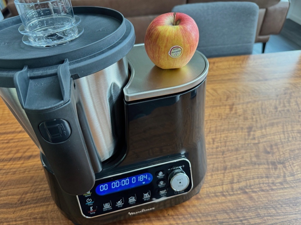Auf der Waage der Moulinex HF4568 Click Chef liegt ein Apfel