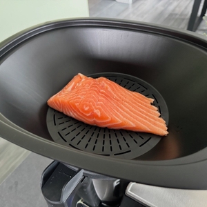 Ein Stück Fleisch liegt im Varomabehälter der Moulinex HF4568 Click Chef