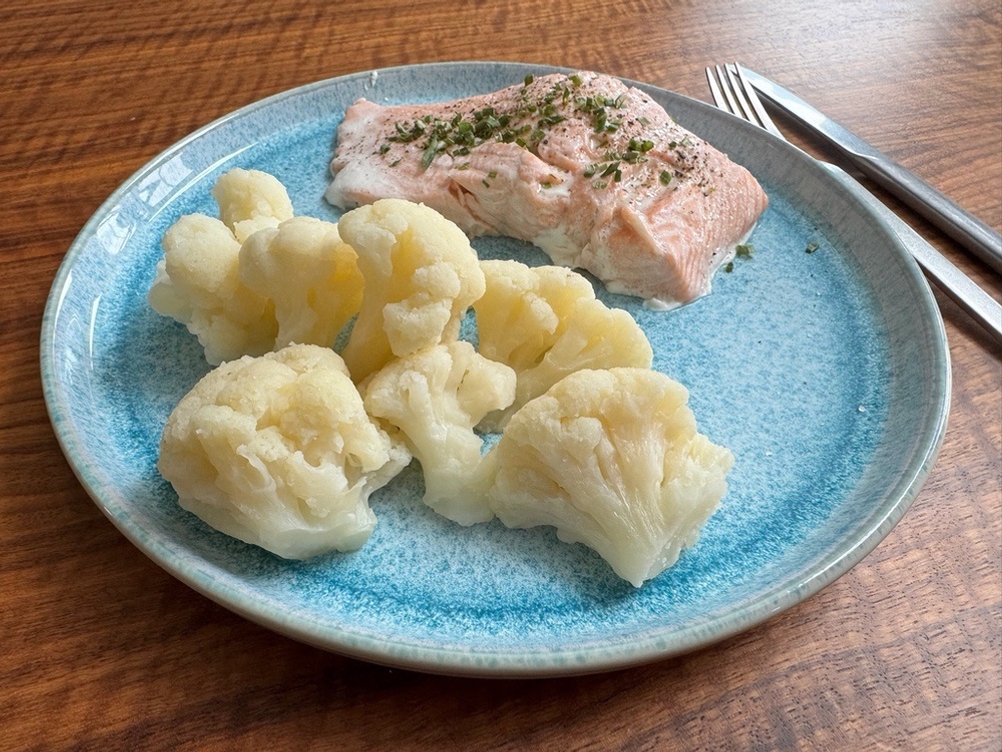 Auf einem Teller liegen Blumenkohl und Fleisch aus der Moulinex HF4568 Click Chef