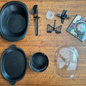 Das Zubehör der Moulinex HF4568 Click Chef liegt auf einem Tisch