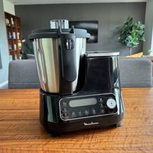Die Moulinex HF4568 Click Chef steht auf einem Tisch
