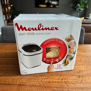 Der Karton des Moulinex pain doré OW210130 steht auf einem Tisch