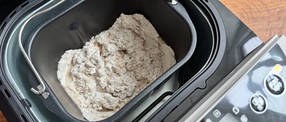Brotteig liegt im Behälter des Moulinex pain doré OW210130
